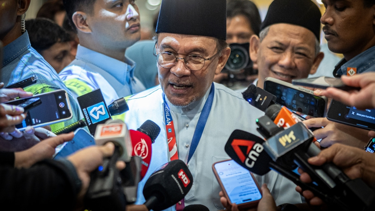 Anwar Rejects Reports of Cabinet Rift, Pledges Unity Under Zahid's Leadership
